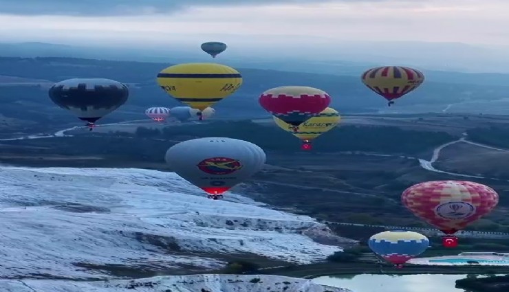 Cumhuriyet coşkusunda balonlar Türk bayraklarıyla gökyüzüne yükseldi