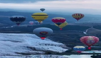 Cumhuriyet coşkusunda balonlar Türk bayraklarıyla gökyüzüne yükseldi