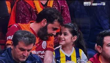 Derbide Galatasaray tribünündeki baba kız Türkiye'ye gündem oldu