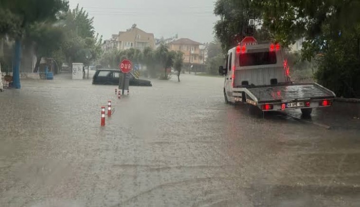 Fethiye’de sağanak etkili oldu, yollar sular altında kaldı