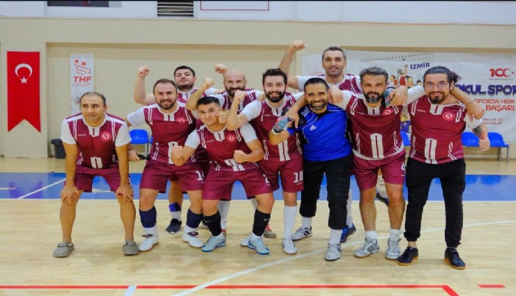İKÇÜ personel futsal takımı İzmir şampiyonu