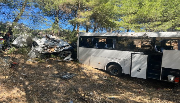 İzmir-Aydın otobanında feci kaza: Tur otobüsü şarampole uçtu