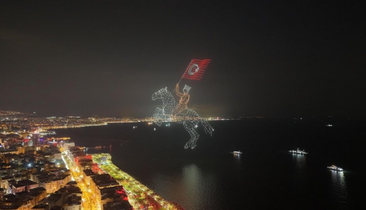 İzmir'de Cumhuriyet coşkusu gökyüzüne taşındı