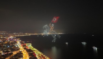 İzmir'de Cumhuriyet coşkusu gökyüzüne taşındı