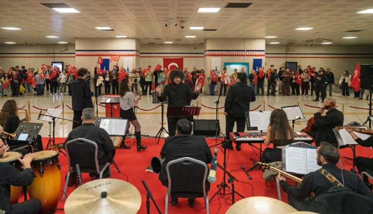 İzmir Metrosu’nu Cumhuriyet coşkusu sardı