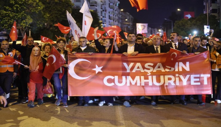 Karabağlar’da 103’üncü yıl coşkusu: Binlerce kişi Cumhuriyet Korteji’nde buluştu