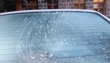 Kars eksi 6’yı gördü, araçların camları buz tuttu