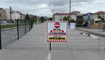 Kütahya’da araç trafiğinin yoğun olduğu yol kapatıldı