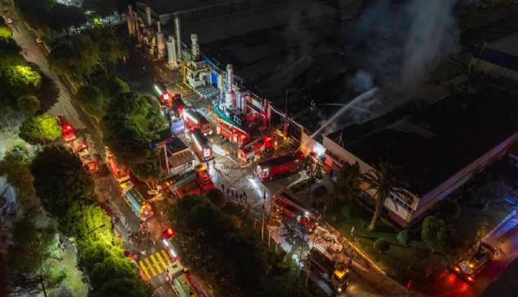 Manisa'da akü fabrikasında yangın: 2 saatte kontrol altına alındı