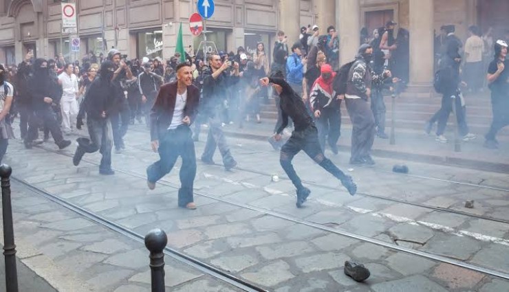 Milano'da protestocular polisle çatıştı