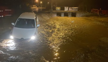 Muğla’da yağışın ardından yol çöktü: Araç mahsur kaldı