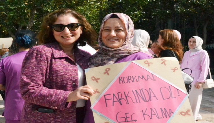 Pembe kurdeleli farkındalık yürüyüşü