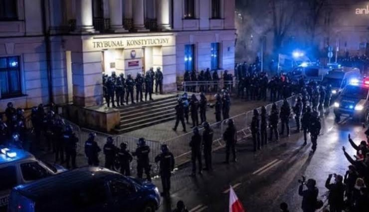 Polonya'da Anayasal darbe: Cumhurbaşkanı yurtdışı gezisini kesip ülkeye dönüyor