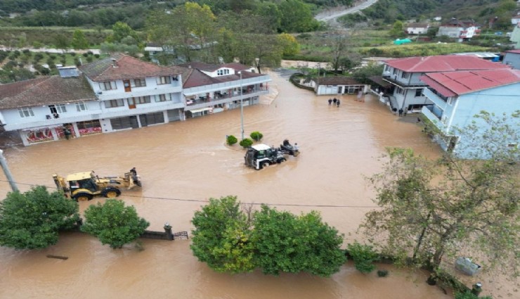Sakarya’da sağanak sele dönüştü: Mahalle sular altında kaldı
