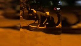 Sel sularında mahsur kalan cami cemaatini kayıkla kurtardılar