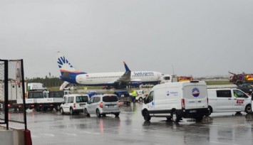 Antalya Havalimanı’nda uçakta yerinden çıkan teker kanadı parçaladı: Korkutan kaza ucuz atlatıldı