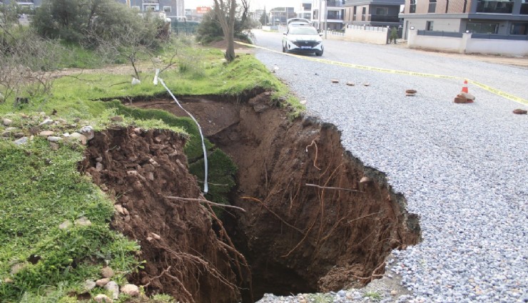 Aydın’da eski su kuyusunun olduğu yol çöktü obruk oluştu