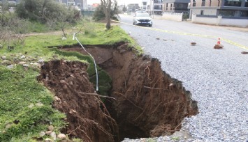 Aydın’da eski su kuyusunun olduğu yol çöktü obruk oluştu