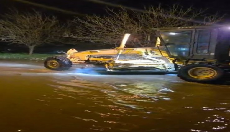 Aydın’da sağanak yağış ulaşımı felç etti