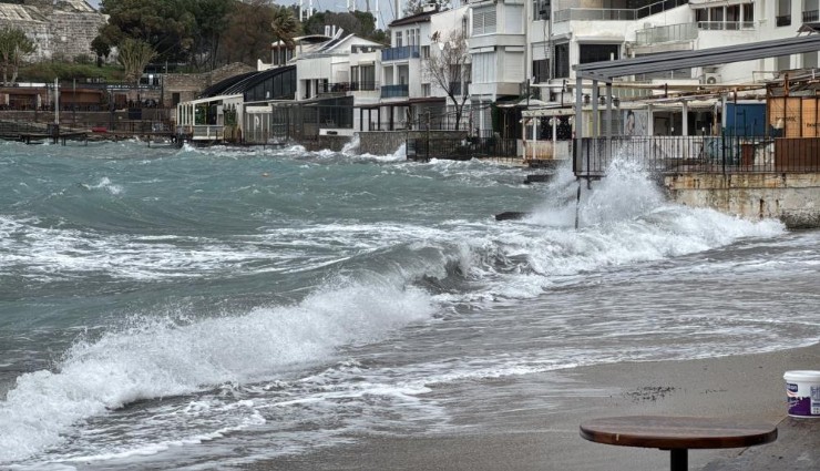 Bodrum’da fırtına: Feribot seferleri iptal, dalgalar 3 metreyi buldu