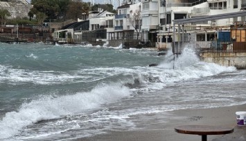 Bodrum’da fırtına: Feribot seferleri iptal, dalgalar 3 metreyi buldu