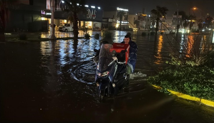 Bodrum’da sağanak hayatı felç etti: Yollar göle döndü, evleri su bastı