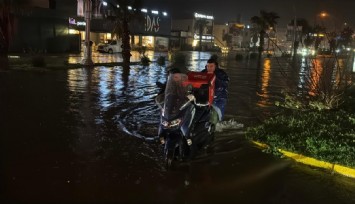 Bodrum’da sağanak hayatı felç etti: Yollar göle döndü, evleri su bastı