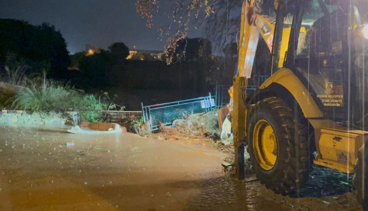 Bodrum’u sağanak vurdu: Araçlar sürüklendi, evleri su bastı