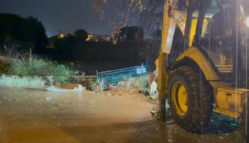 Bodrum’u sağanak vurdu: Araçlar sürüklendi, evleri su bastı