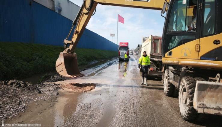 Büyükşehir, aşırı yağış sonrası kapanan yolları bir bir açıyor