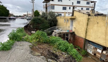 İzmir’de evin istinat duvarı çöktü: 3 kişi tahliye edildi