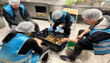 İzmir’de örnek proje: Yükümlüler her gün 2 bin kişiye iftar hazırlıyor