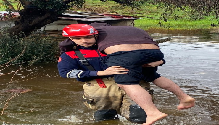 İzmir’de selde mahsur kalan vatandaşı itfaiye eri sırtında kurtardı