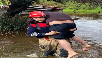 İzmir’de selde mahsur kalan vatandaşı itfaiye eri sırtında kurtardı