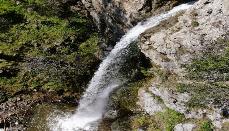 İzmir'de yağışların ardından Sancaklı Şelalesi coştu