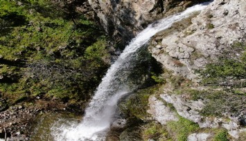 İzmir'de yağışların ardından Sancaklı Şelalesi coştu