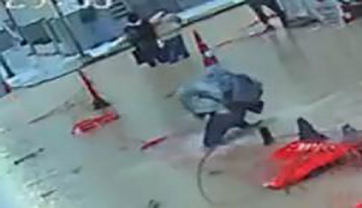 İzmir’i sağanak ve fırtına vurdu: Vatandaşların zor anları kameralara yansıdı