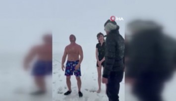 Kars’ta bir kadın Çıldır Gölü’nün buz gibi suyuna girdi