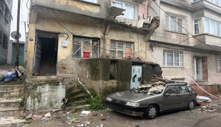 Konak'ta eski bina çöktü: Otomobil enkaz altında kaldı, bina tahliye edildi
