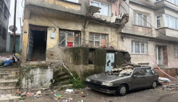 Konak'ta eski bina çöktü: Otomobil enkaz altında kaldı, bina tahliye edildi