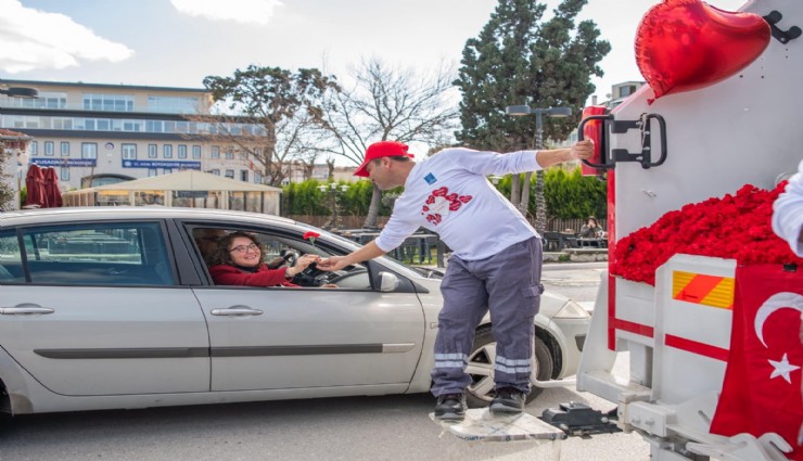 Kuşadası'nda çöp kamyonu sevgi dağıttı