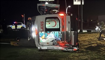 Manisa’da otomobil ile ambulans çarpıştı: 5 yaralı