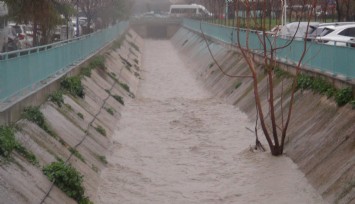 Manisa’da sağanak yağış etkili oluyor