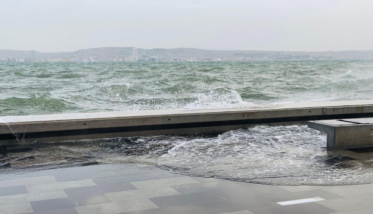 Meteoroloji uyarmıştı: İzmir Körfezi taştı