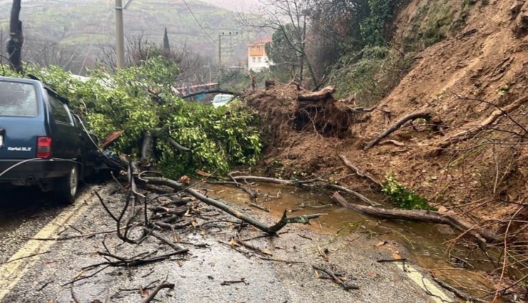 Ödemiş'te heyelan: Göçük altında kalan araç hurdaya döndü