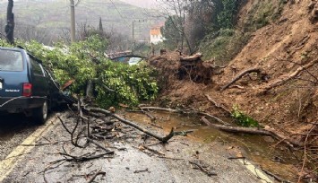 Ödemiş'te heyelan: Göçük altında kalan araç hurdaya döndü