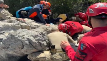 Ölümle burun buruna: Koyunlarını otlatan yaşlı kadın sarp kayalıkların arasından 1 gün sonra bulundu