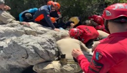 Ölümle burun buruna: Koyunlarını otlatan yaşlı kadın sarp kayalıkların arasından 1 gün sonra bulundu