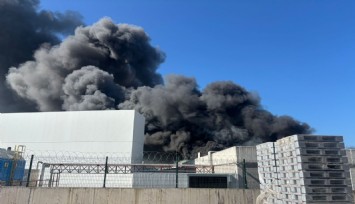 Oyuncak fabrikasında çıkan yangın korkuttu