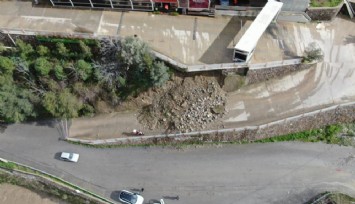 Sağanak Narlıdere’yi vurdu: Lüks site yolunda heyelan